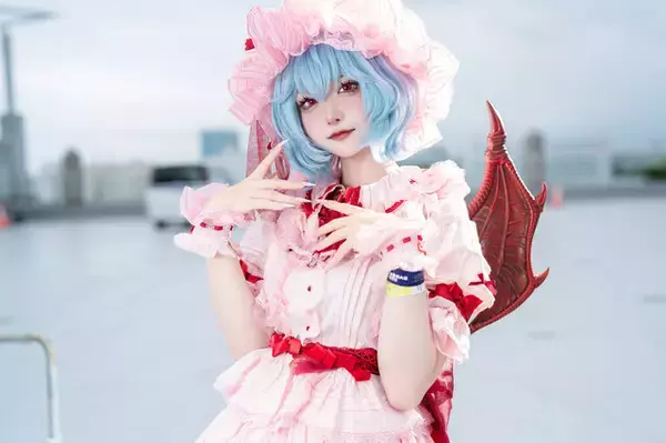 「【コスプレ】美しい瞳に吸い込まれそう…！愛らしく、妖しく表情や仕草を変化させる「レミリア」レイヤーの表現力が本物すぎた【写真8枚】」の画像