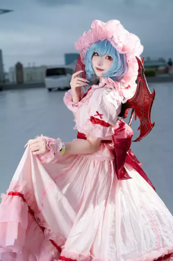 「【コスプレ】美しい瞳に吸い込まれそう…！愛らしく、妖しく表情や仕草を変化させる「レミリア」レイヤーの表現力が本物すぎた【写真8枚】」の画像