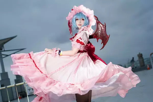 「【コスプレ】美しい瞳に吸い込まれそう…！愛らしく、妖しく表情や仕草を変化させる「レミリア」レイヤーの表現力が本物すぎた【写真8枚】」の画像