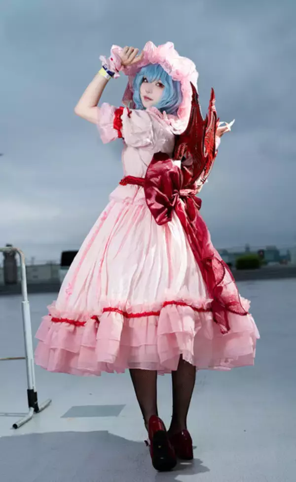 「【コスプレ】美しい瞳に吸い込まれそう…！愛らしく、妖しく表情や仕草を変化させる「レミリア」レイヤーの表現力が本物すぎた【写真8枚】」の画像