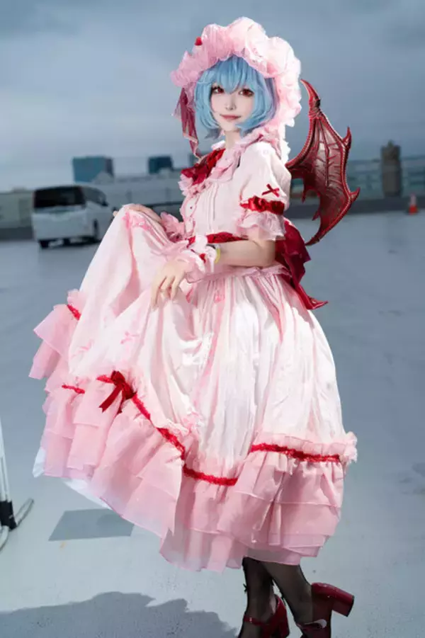「【コスプレ】美しい瞳に吸い込まれそう…！愛らしく、妖しく表情や仕草を変化させる「レミリア」レイヤーの表現力が本物すぎた【写真8枚】」の画像