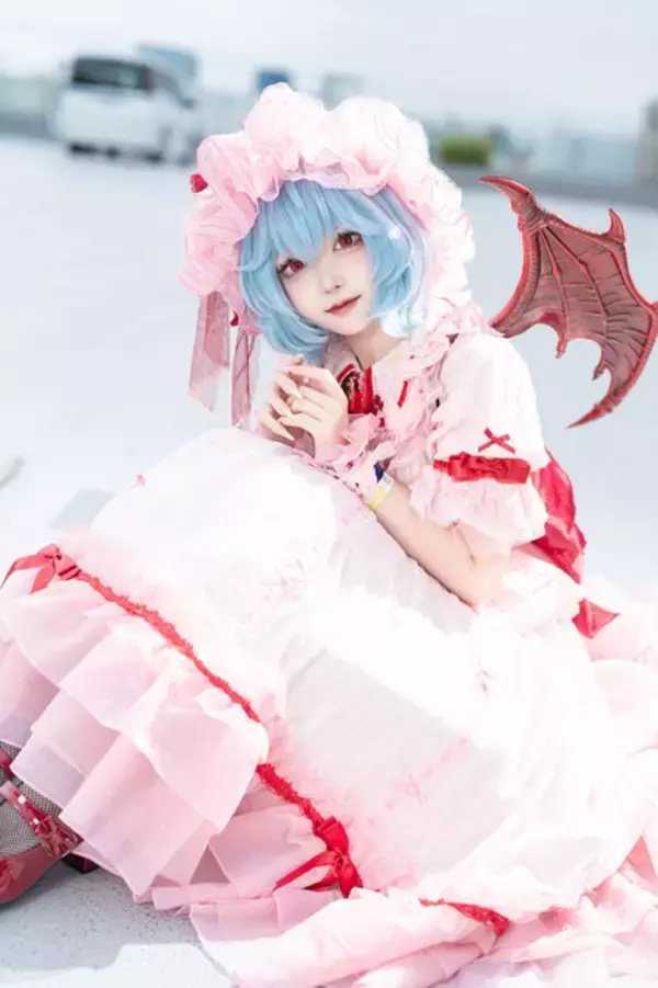 「【コスプレ】美しい瞳に吸い込まれそう…！愛らしく、妖しく表情や仕草を変化させる「レミリア」レイヤーの表現力が本物すぎた【写真8枚】」の画像