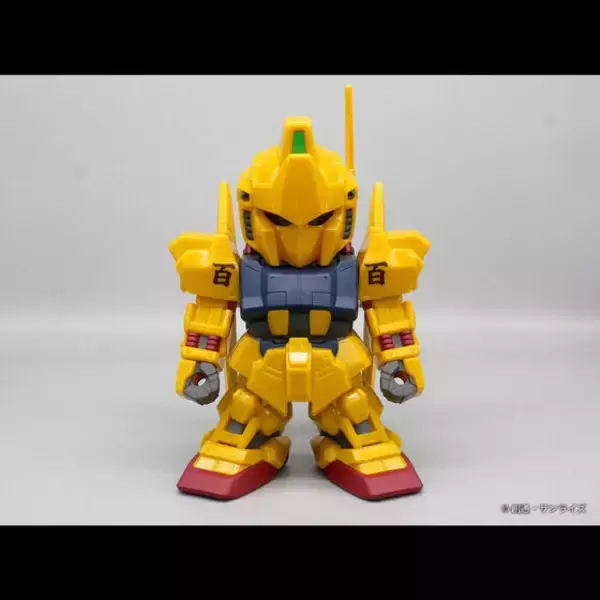 「金色の機体、全高約24cmで圧倒的存在感！「機動戦士Zガンダム」より、クワトロ・バジーナが操る「百式」がジャンボソフビフィギュアSDに」の画像
