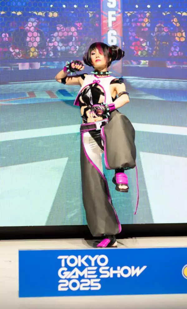 「【コスプレ】『スト６』ジュリとの対戦希望者が押しかける！TGS2025で百人組手になっても涼しい顔をする美女レイヤー【写真16枚】」の画像