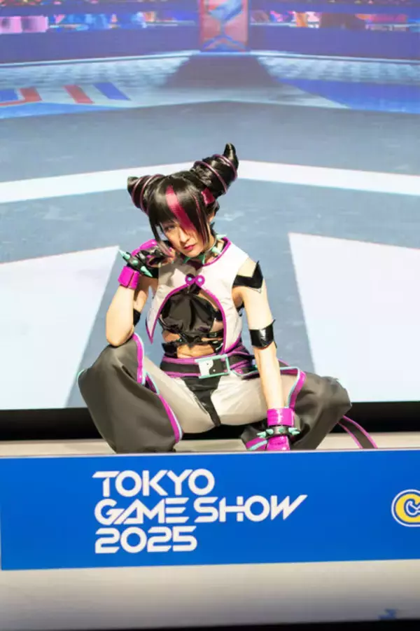 「【コスプレ】『スト６』ジュリとの対戦希望者が押しかける！TGS2025で百人組手になっても涼しい顔をする美女レイヤー【写真16枚】」の画像