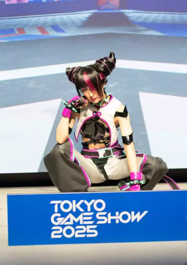 「【コスプレ】『スト６』ジュリとの対戦希望者が押しかける！TGS2025で百人組手になっても涼しい顔をする美女レイヤー【写真16枚】」の画像