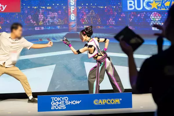 「【コスプレ】『スト６』ジュリとの対戦希望者が押しかける！TGS2025で百人組手になっても涼しい顔をする美女レイヤー【写真16枚】」の画像