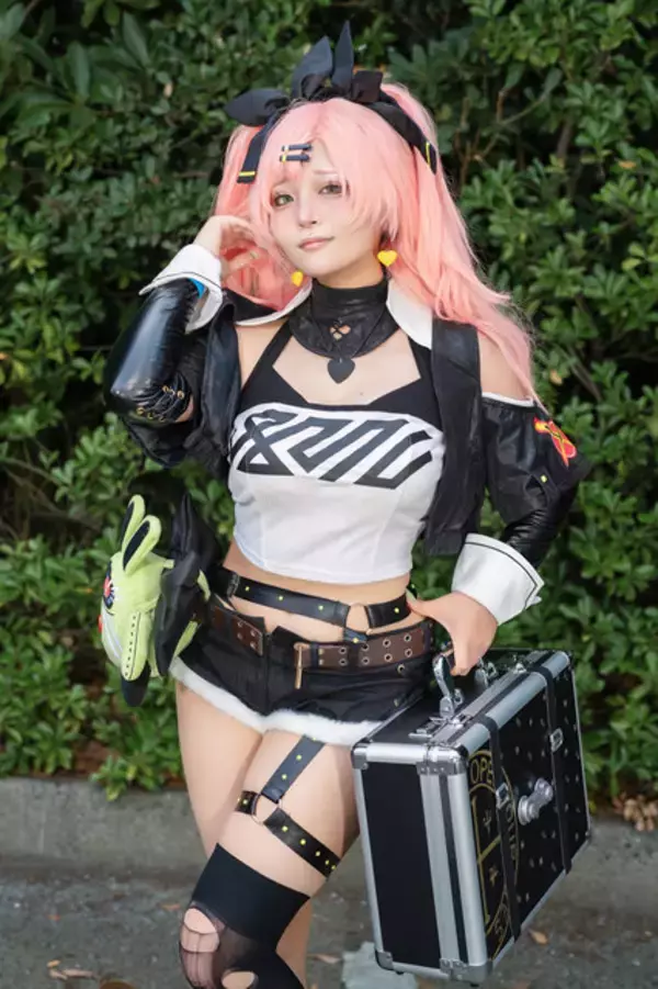 「【コスプレ】『ゼンゼロ』ニコが完成度高すぎ！徹底したアイメイクとポージングに注目の美女レイヤー・giRi」の画像
