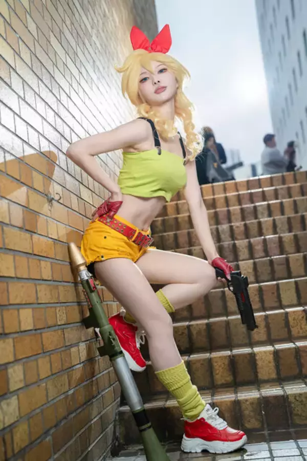 「【コスプレ】令和に“昭和のぴちぴちギャル”現る！スタイル抜群な「ドラゴンボール」ランチに子供時代のトキメキが蘇る【写真11枚】」の画像