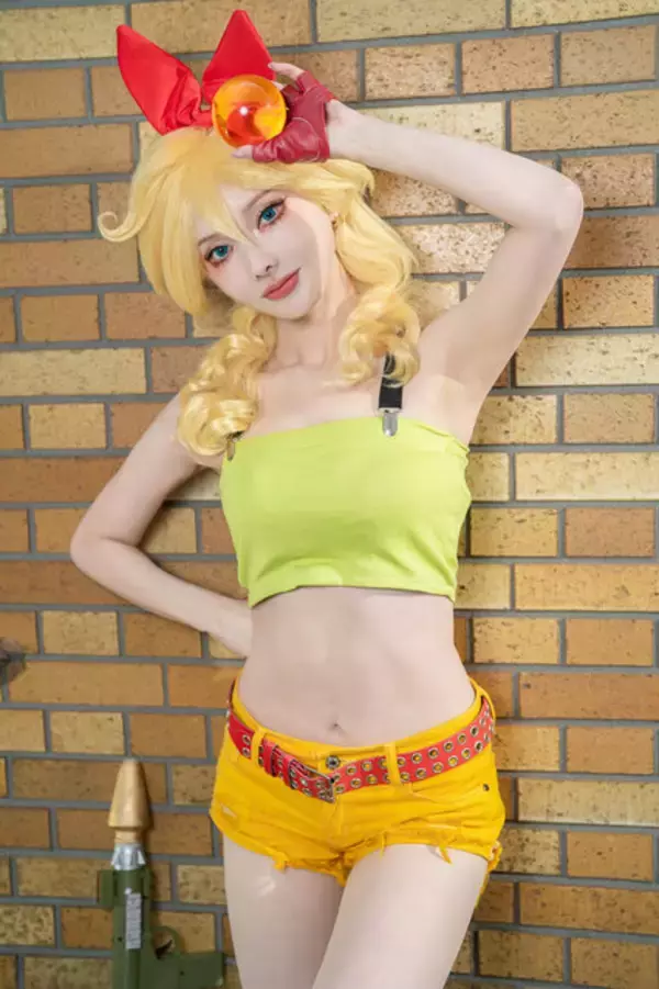 「【コスプレ】令和に“昭和のぴちぴちギャル”現る！スタイル抜群な「ドラゴンボール」ランチに子供時代のトキメキが蘇る【写真11枚】」の画像