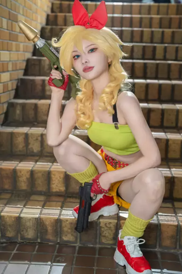 「【コスプレ】令和に“昭和のぴちぴちギャル”現る！スタイル抜群な「ドラゴンボール」ランチに子供時代のトキメキが蘇る【写真11枚】」の画像