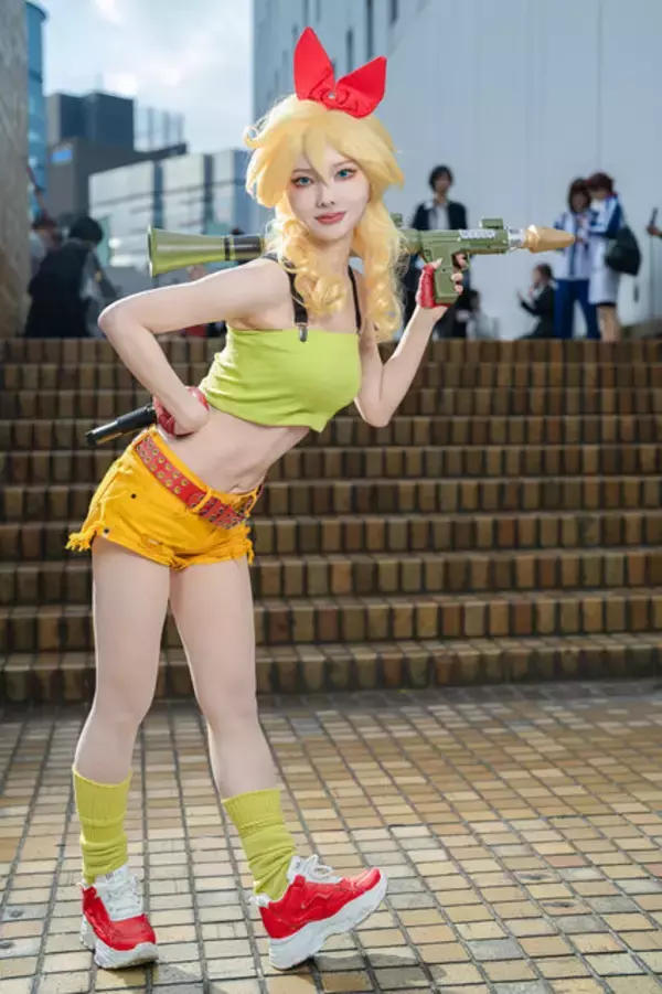 「【コスプレ】令和に“昭和のぴちぴちギャル”現る！スタイル抜群な「ドラゴンボール」ランチに子供時代のトキメキが蘇る【写真11枚】」の画像