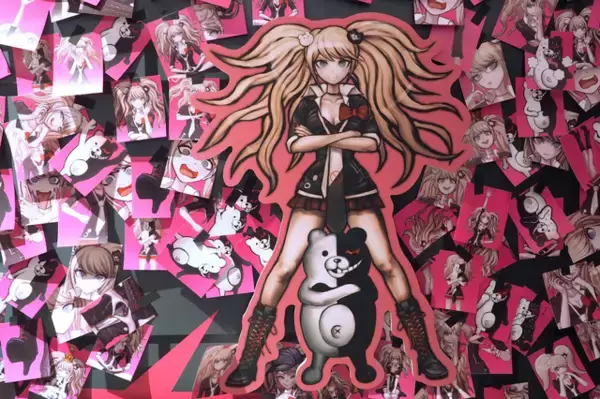 「『ダンガンロンパ』15年の歩みをイラストやおしおき、謎解きと共に！「ダンガンロンパ15周年記念展」レポート」の画像