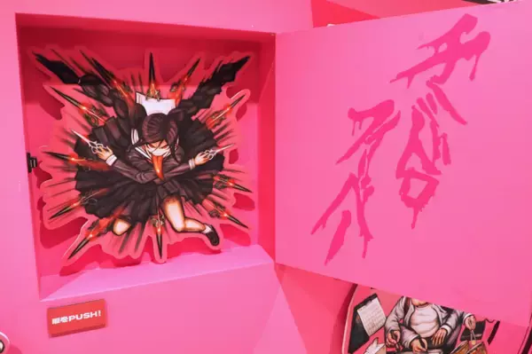 「『ダンガンロンパ』15年の歩みをイラストやおしおき、謎解きと共に！「ダンガンロンパ15周年記念展」レポート」の画像