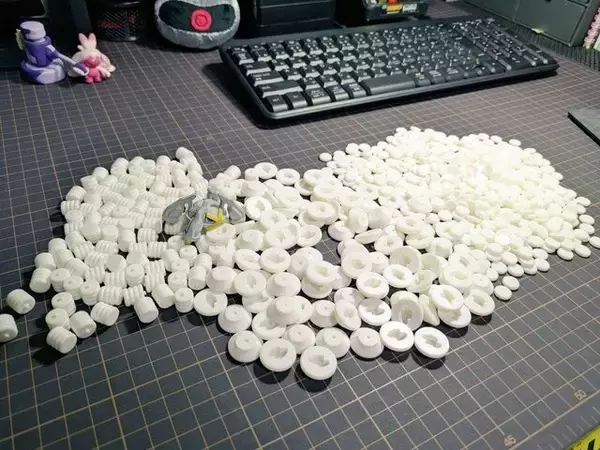 「『ポケモンZA』“カラフルなネジ”を100個集める!? 粘土と3Dプリントで再現したユーザーが話題ー「すごい！」「愛のねじ」」の画像