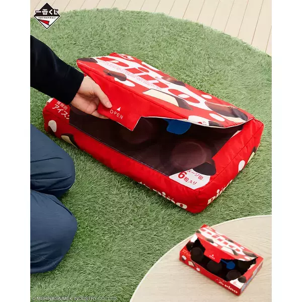 「「一番くじ Pino（ピノ）」が待望の再販！A賞は本物みたいにフタを開けられる、アイスのパッケージを再現した巨大クッション」の画像