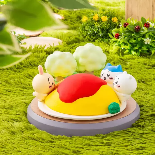 「「ちいかわ」たちが“巨・オムライス”を頬張る！インテリアとして飾るだけでも存在感たっぷりなルームライトが3月12日より予約開始」の画像