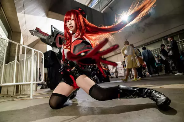 「【コスプレ】『NIKKE』ラピの愛らしい美女！銃火器とのギャップ萌えに絶対領域の美脚が眩しい【写真7枚】」の画像