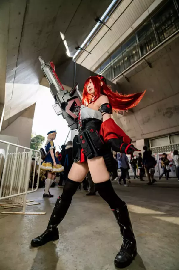 「【コスプレ】『NIKKE』ラピの愛らしい美女！銃火器とのギャップ萌えに絶対領域の美脚が眩しい【写真7枚】」の画像