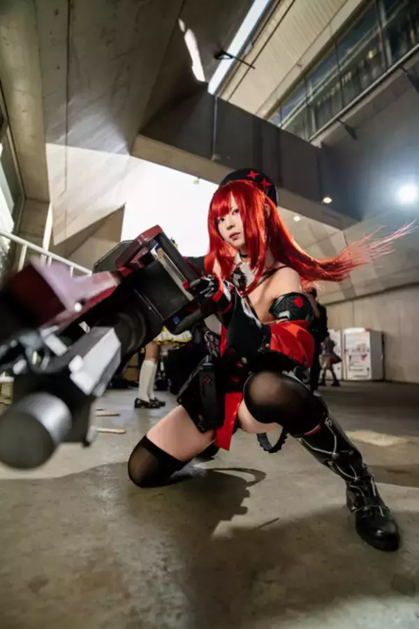 「【コスプレ】『NIKKE』ラピの愛らしい美女！銃火器とのギャップ萌えに絶対領域の美脚が眩しい【写真7枚】」の画像