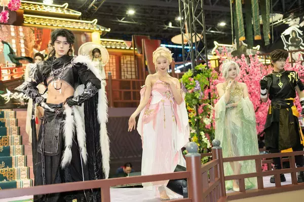 「【コスプレ】中国ドラマのような美男美女が大集結！『逆水寒』ブースが豪華絢爛すぎて別世界だった【写真36枚】」の画像