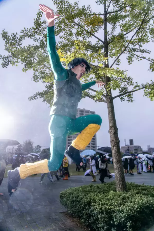 「【コスプレ】どこまで飛んでいっちゃうの！？「NARUTO」マイト・ガイの迫力ある表情＆驚異的な身体能力に目を見張る【写真11枚】」の画像