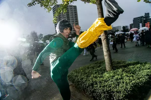 「【コスプレ】どこまで飛んでいっちゃうの！？「NARUTO」マイト・ガイの迫力ある表情＆驚異的な身体能力に目を見張る【写真11枚】」の画像