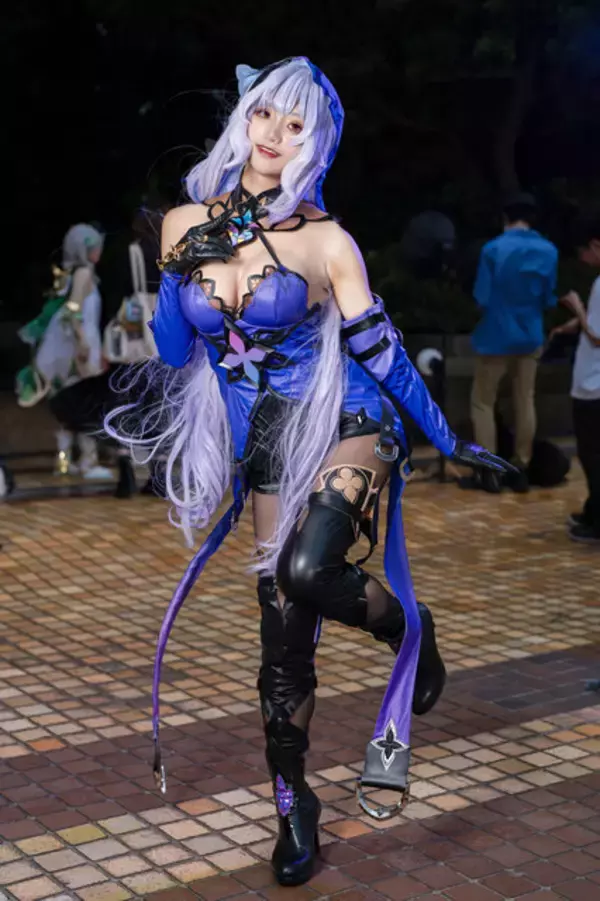 「【コスプレ】『崩スタ』ブラックスワンのミステリアスさを見事に表現！蠱惑的な雰囲気に包まれた美女レイヤー・いれいわらび【写真8枚】」の画像