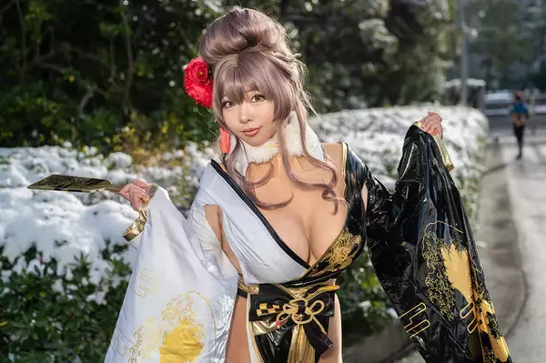 【コスプレ】褐色肌が雪化粧に際立つ『NIKKE』ノワール、『ドルフロ2』に雪中行軍のターニャまで「ワンフェス」美女レイヤー7選【写真31枚】