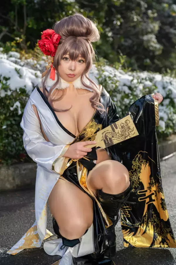 「【コスプレ】褐色肌が雪化粧に際立つ『NIKKE』ノワール、『ドルフロ2』に雪中行軍のターニャまで「ワンフェス」美女レイヤー7選【写真31枚】」の画像