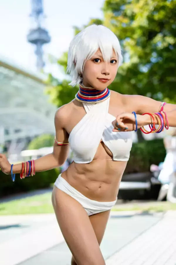 「【コスプレ】『スト6』エレナの健康的な褐色ボディが躍動！美しい腹筋としなやかな曲線の軌跡を追いかけた【写真9枚】」の画像