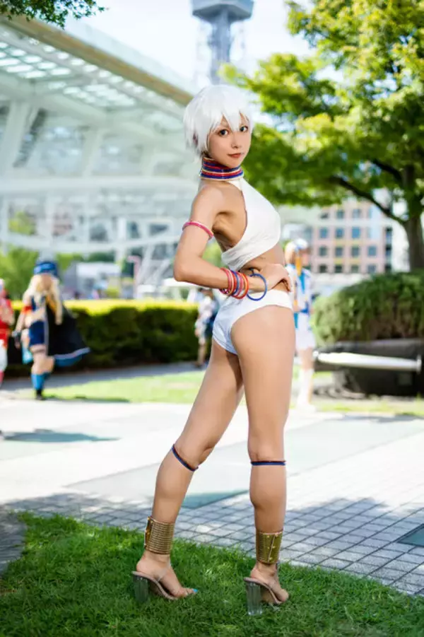 「【コスプレ】『スト6』エレナの健康的な褐色ボディが躍動！美しい腹筋としなやかな曲線の軌跡を追いかけた【写真9枚】」の画像