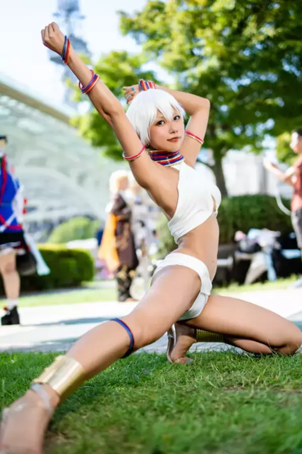 「【コスプレ】『スト6』エレナの健康的な褐色ボディが躍動！美しい腹筋としなやかな曲線の軌跡を追いかけた【写真9枚】」の画像