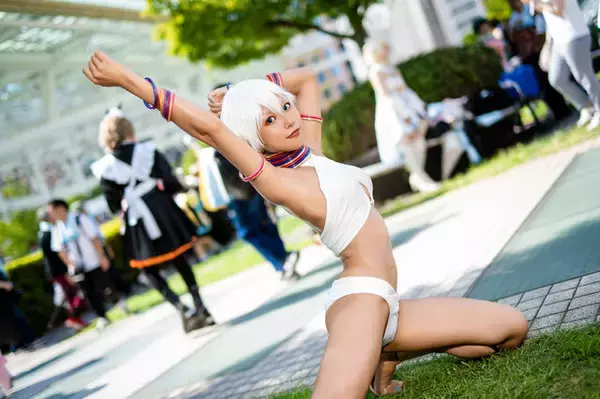 「【コスプレ】『スト6』エレナの健康的な褐色ボディが躍動！美しい腹筋としなやかな曲線の軌跡を追いかけた【写真9枚】」の画像