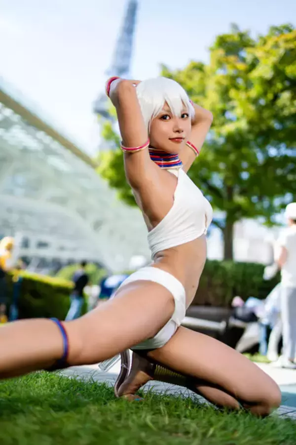 「【コスプレ】『スト6』エレナの健康的な褐色ボディが躍動！美しい腹筋としなやかな曲線の軌跡を追いかけた【写真9枚】」の画像