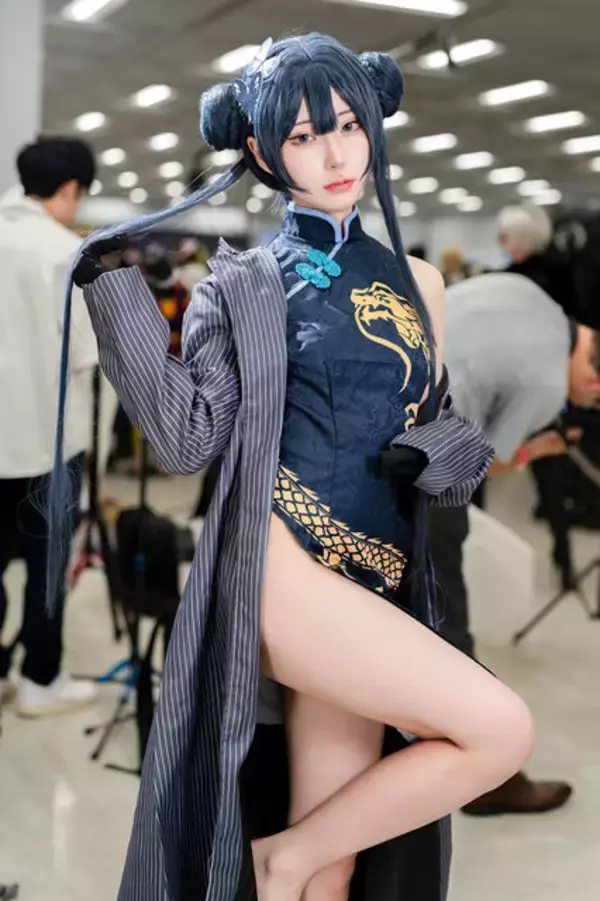 「【コスプレ】チャイナ服からスレンダーな美脚が露わに！『ブルアカ』キサキの颯爽とした立ち姿が絵になる美女レイヤー【写真9枚】」の画像
