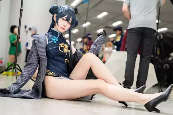 「【コスプレ】チャイナ服からスレンダーな美脚が露わに！『ブルアカ』キサキの颯爽とした立ち姿が絵になる美女レイヤー【写真9枚】」の画像