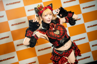 【コスプレ】へそ出し×太ももがあざとい魅惑の子猫メイド参上！赤チェックの衣装と猫っぽいポージングが可愛すぎでしょ【写真7枚】