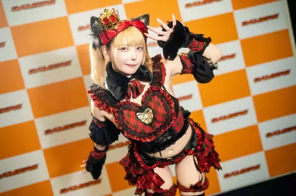 「【コスプレ】へそ出し×太ももがあざとい魅惑の子猫メイド参上！赤チェックの衣装と猫っぽいポージングが可愛すぎでしょ【写真7枚】」の画像
