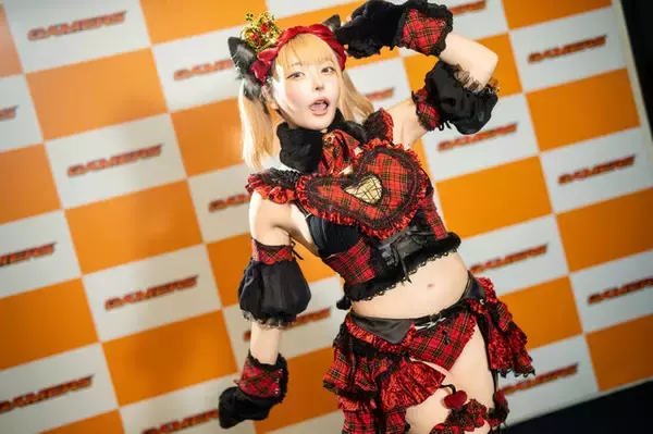 「【コスプレ】へそ出し×太ももがあざとい魅惑の子猫メイド参上！赤チェックの衣装と猫っぽいポージングが可愛すぎでしょ【写真7枚】」の画像