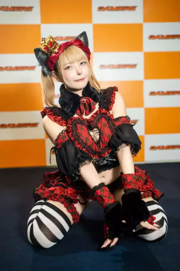 「【コスプレ】へそ出し×太ももがあざとい魅惑の子猫メイド参上！赤チェックの衣装と猫っぽいポージングが可愛すぎでしょ【写真7枚】」の画像