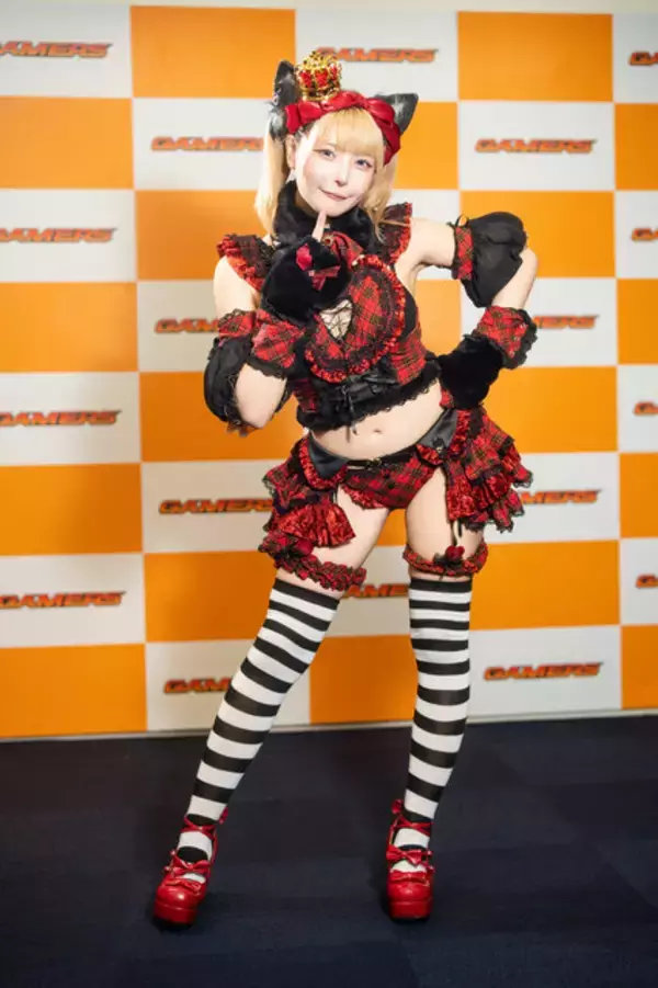 「【コスプレ】へそ出し×太ももがあざとい魅惑の子猫メイド参上！赤チェックの衣装と猫っぽいポージングが可愛すぎでしょ【写真7枚】」の画像