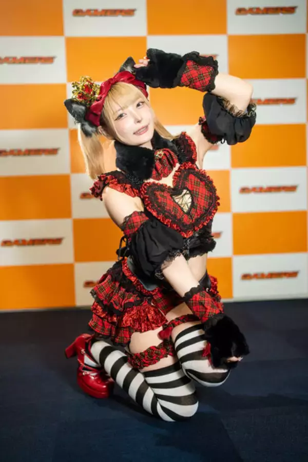 「【コスプレ】へそ出し×太ももがあざとい魅惑の子猫メイド参上！赤チェックの衣装と猫っぽいポージングが可愛すぎでしょ【写真7枚】」の画像