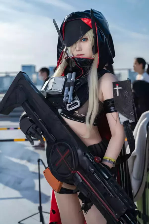 「【コスプレ】ウクライナ美女の『NIKKE』やスタイル抜群な「そに子」が“背中”で魅せる！「コミケ107」美女レイヤー8選【写真34枚】」の画像