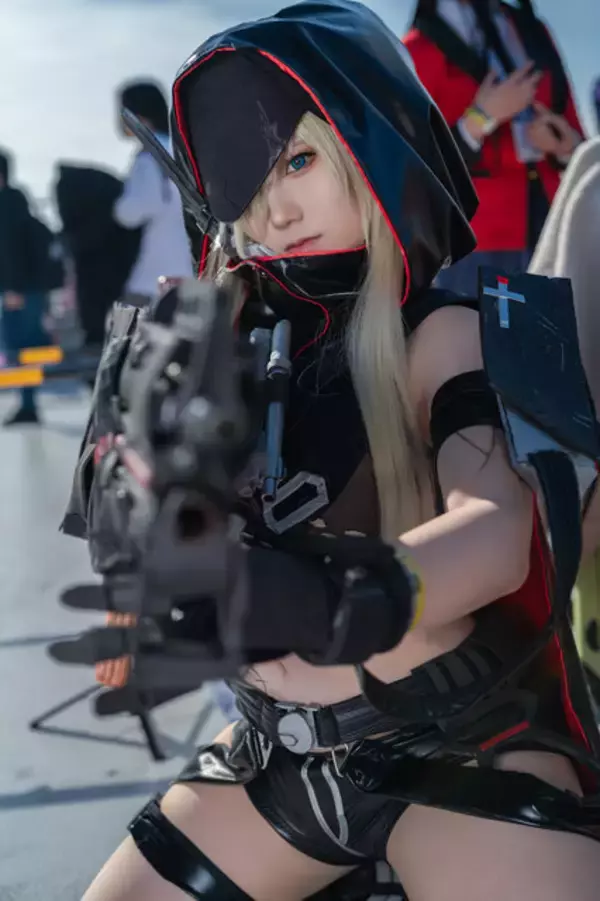 「【コスプレ】ウクライナ美女の『NIKKE』やスタイル抜群な「そに子」が“背中”で魅せる！「コミケ107」美女レイヤー8選【写真34枚】」の画像