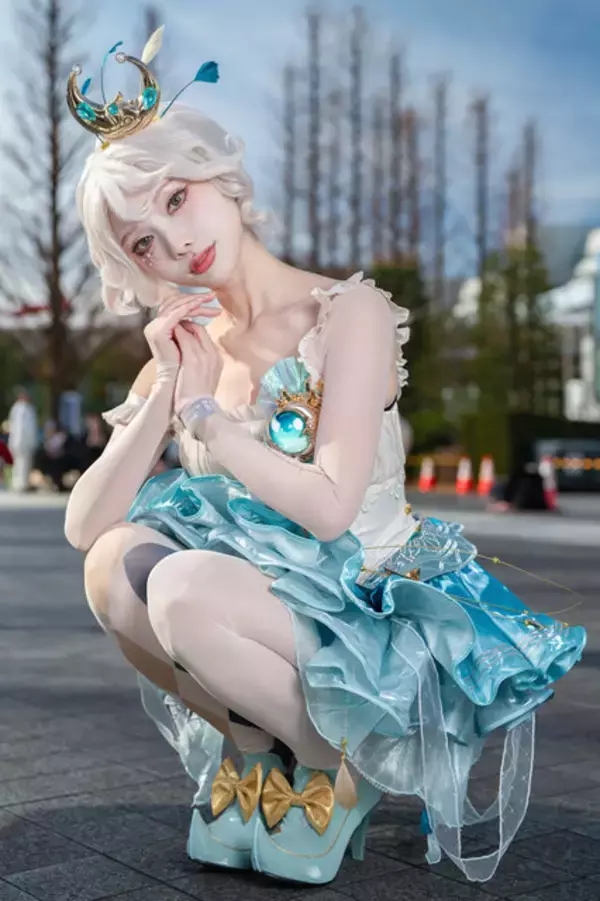 「【コスプレ】ウクライナ美女の『NIKKE』やスタイル抜群な「そに子」が“背中”で魅せる！「コミケ107」美女レイヤー8選【写真34枚】」の画像