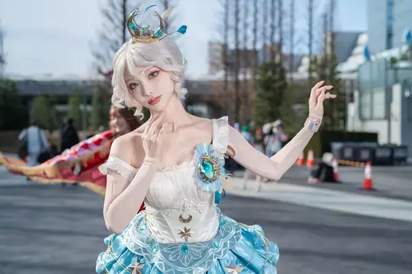 「【コスプレ】ウクライナ美女の『NIKKE』やスタイル抜群な「そに子」が“背中”で魅せる！「コミケ107」美女レイヤー8選【写真34枚】」の画像