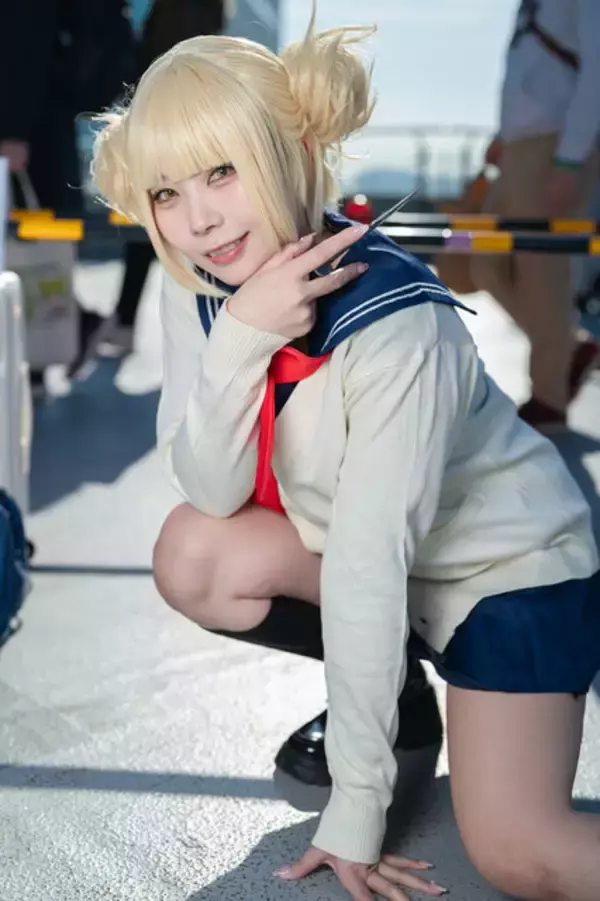 「【コスプレ】ウクライナ美女の『NIKKE』やスタイル抜群な「そに子」が“背中”で魅せる！「コミケ107」美女レイヤー8選【写真34枚】」の画像
