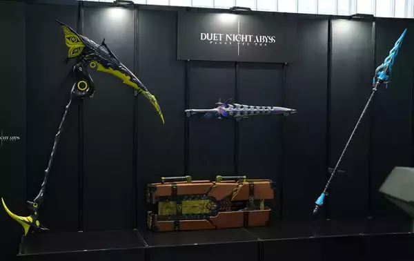「『デュエットナイトアビス』リリース100日POP-UPイベント開催！コスプレに武器展示、アトラクションまで見どころをフォトレポートでお届け」の画像