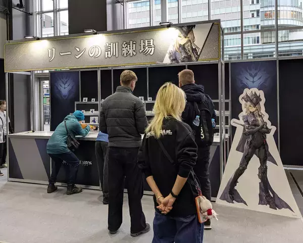 「『デュエットナイトアビス』リリース100日POP-UPイベント開催！コスプレに武器展示、アトラクションまで見どころをフォトレポートでお届け」の画像